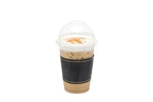 latte helado o café helado en una taza para llevar sobre fondo blanco foto