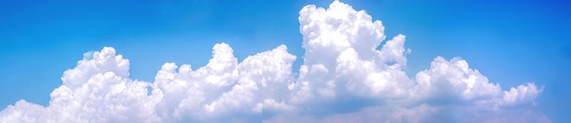 vista panorámica de la nube blanca de algodón y el cielo azul brillante. foto