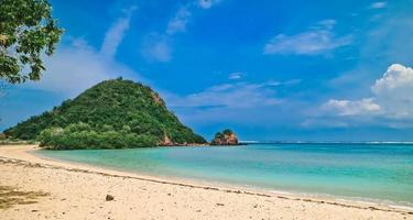 la belleza de la playa de mandalika en la isla de lombok, indonesia foto