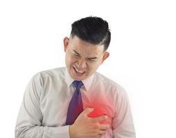el hombre de negocios tiene dolor debido a una enfermedad cardíaca, aislado en blanco foto