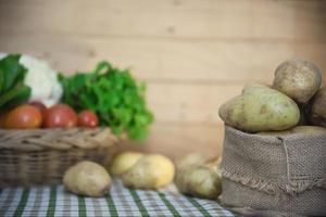 patata fresca en la cocina lista para ser cocinada - preparación de verduras frescas para hacer el concepto de comida foto