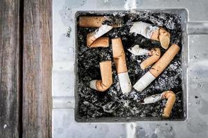 colillas de cigarrillos fumados en el cenicero foto