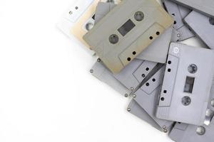 grupo de viejas cintas de casete sobre fondo blanco. foto