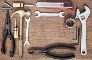 muchas herramientas sobre fondo de mesa de madera. foto