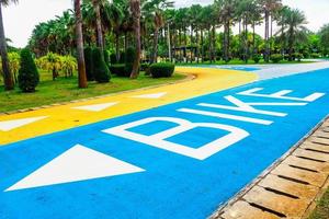 camino para andar en bicicleta hermoso en los parques de tailandia. concepto de ciclismo seguro foto