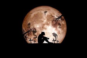 idea del festival de halloween. fantasma de un árbol muerto con la luna al fondo. foto