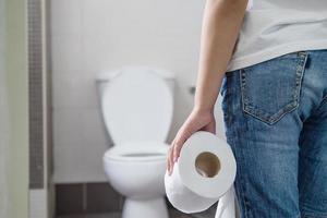 niño asiático sosteniendo papel tisú - concepto de problema de salud foto