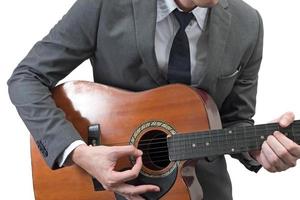 empresario tocando la guitarra acústica aislado sobre fondo blanco. foto