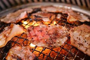 parrilla de cerdo sobre brasas. este tipo de comida es al estilo barbacoa coreana o japonesa. foto