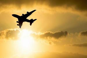 aviones de pasajeros despegando del aeropuerto. concepto de transporte y turismo foto