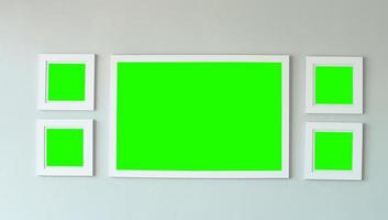 marco de imagen blanco en una pared de hormigón con espacio de copia para insertar el contenido deseado. foto