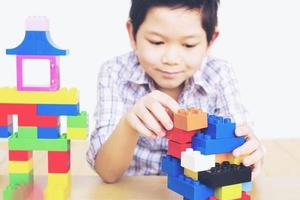 un niño jugando piezas de bloques de construcción creativos de plástico foto