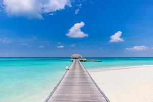 increíble paisaje panorámico de la playa de maldivas. paisaje de playa tropical paisaje marino, muelle de madera de resort de villa de agua de lujo. fondo de destino de viaje de lujo para vacaciones de verano y concepto de vacaciones foto