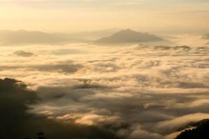 paisaje de sol en la niebla de la mañana en phu chee fah, chiangrai, tailandia foto