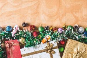 vista superior de cajas de regalo con decoración navideña en el fondo de la mesa de madera foto