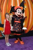 los angeles, 1 de octubre - kylie rogers, minnie mouse en el evento vip disney halloween en la tienda emergente de productos de consumo de disney el 1 de octubre de 2014 en glendale, ca foto