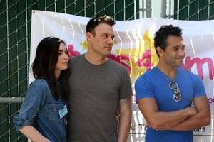 los angeles, 16 de septiembre - megan fox, brian austin green, corbin bleu en las estrellas 4 sonrisas, celebridades visitando a niños en el hospital en el centro médico de harbour-ucla el 16 de septiembre de 2014 en torrance, ca foto