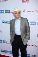 los angeles, 2 de junio - norman lear llega al anuncio de la serie mejor escrita de wga s 101 en el teatro del gremio de escritores de américa el 2 de junio de 2013 en beverly hills, ca foto