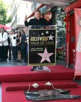 los angeles, 25 de julio - paul reiser en la ceremonia póstuma de la estrella del paseo de la fama de peter falk en el paseo de la fama de hollywood el 25 de julio de 2013 en los angeles, ca foto