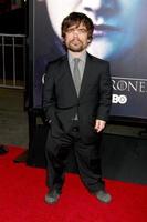 los angeles, 18 de marzo - peter dinklage llega al estreno de la temporada 3 de juego de tronos en el teatro chino el 18 de marzo de 2013 en los angeles, ca foto