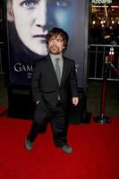 los angeles, 18 de marzo - peter dinklage llega al estreno de la temporada 3 de juego de tronos en el teatro chino el 18 de marzo de 2013 en los angeles, ca foto