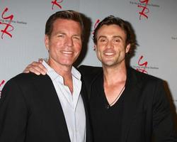 los angeles, 4 de junio - peter bregman, daniel goddard llega a la mesa redonda de sag-aftra con el elenco de the young and the restless en la sede de sag-aftra el 4 de junio de 2013 en los angeles, ca foto