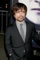 los angeles, 18 de marzo - peter dinklage llega al estreno de la temporada 3 de juego de tronos en el teatro chino el 18 de marzo de 2013 en los angeles, ca foto