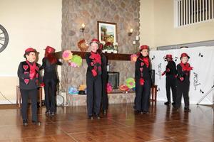 los angeles, 27 de julio - tap chicks at the norbert wagner wish of a life pam kay and the tap chicks performance at the brookdale senior living center el 27 de julio de 2016 en loma linda, ca foto