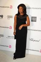 los angeles, 24 de febrero - lorraine toussaint llega a la fiesta de visualización de premios de la academia número 21 de la fundación elton john aids en el parque de west hollywood el 24 de febrero de 2013 en west hollywood, ca foto