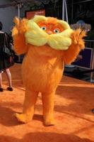 los angeles, 19 de febrero - lorax llega al estreno de lorax en el anfiteatro gibson el 19 de febrero de 2012 en los angeles, ca foto