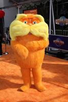 los angeles, 19 de febrero - lorax llega al estreno de lorax en el anfiteatro gibson el 19 de febrero de 2012 en los angeles, ca foto