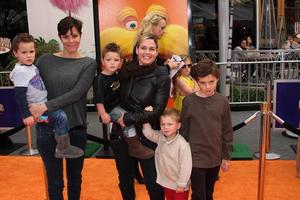 los angeles, 19 de febrero - cat cora y familia llegan al estreno de lorax en el anfiteatro gibson el 19 de febrero de 2012 en los angeles, ca foto