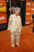 los angeles, 19 de febrero - betty white llega al estreno de lorax en el anfiteatro gibson el 19 de febrero de 2012 en los angeles, ca foto