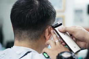 el hombre se corta el pelo en la peluquería - la gente en el concepto de salón de belleza de peluquería