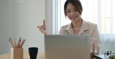 hermosa joven empresaria asiática trabajando juntos usando una tableta digital en la oficina. foto