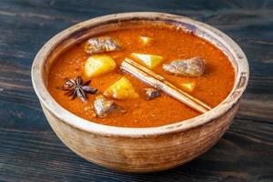 plato de curry massaman foto