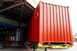 contenedores en el concepto de puerto, envío y transporte y servicios de descarga de contenedores en transportes marítimos en logística mundial foto