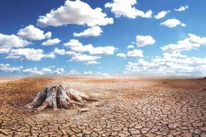 efecto del calentamiento global la tierra está quebrada y seca, la lluvia no cae en temporada. concepto de calentamiento global y cambio ambiental foto