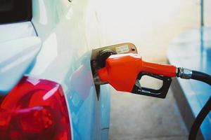 boquillas de gasolineras. coches que están repostando en la gasolinera. el concepto de precios de los combustibles ha cambiado. foto