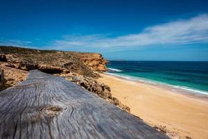 vista de la playa desde la tarima de madera foto