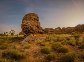 rocas naranjas al atardecer foto