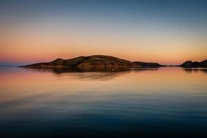 montañas sobre el lago al atardecer foto