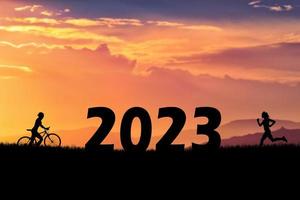 turistas aventureros en bicicleta que llevan bicicletas sobre obstáculos. feliz año nuevo 2023 foto