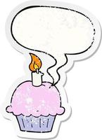 cupcake de cumpleaños de dibujos animados y etiqueta engomada angustiada de la burbuja del discurso vector