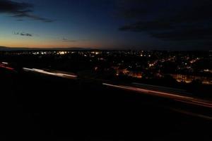 hermosa vista aérea de alto ángulo de las autopistas británicas y el tráfico en la ciudad de luton de inglaterra reino unido en la noche después del atardecer foto