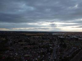 vista aérea de ángulo alto de la ciudad de luton de inglaterra en la noche del atardecer. foto
