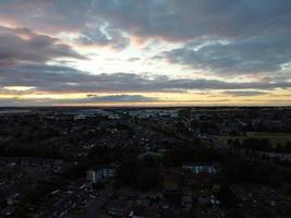 vista aérea de ángulo alto de la ciudad de luton de inglaterra en la noche del atardecer. foto