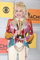 las vegas, 3 de abril - dolly parton en la 51ª edición de los premios de la academia de música country en el mgm grand garden arena el 3 de abril de 2016 en las vegas, nv foto