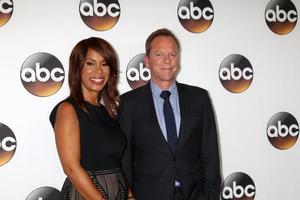 los angeles, 4 de agosto - channing dungey, kiefer sutherland en la fiesta abc tca summer 2016 en el beverly hilton hotel el 4 de agosto de 2016 en beverly hills, ca foto