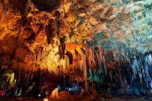 estalactitas en la cueva de khao bin en ratchaburi, tailandia. foto